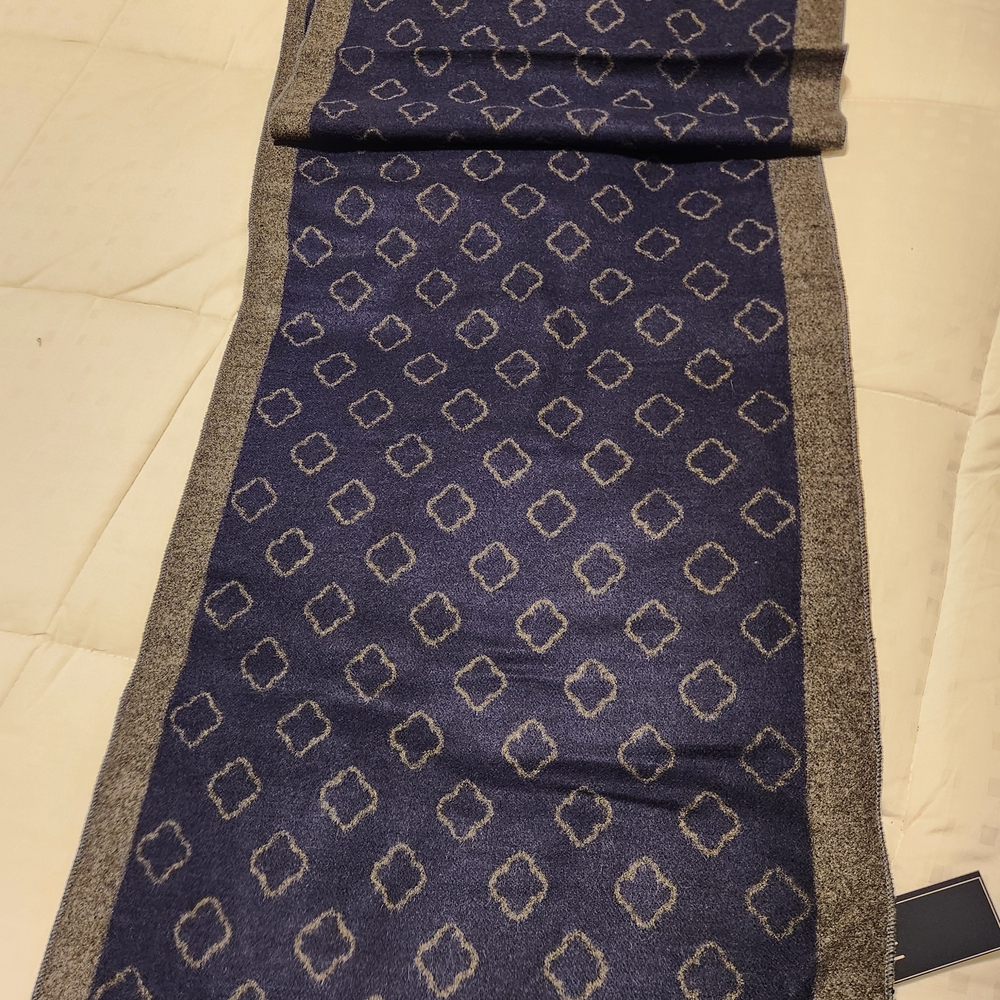 Elegant Blue and Gray Patterned Scarf